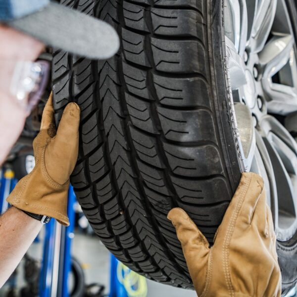 Jakie opony wybrać na sezon letni? Porównanie najlepszych modeli.