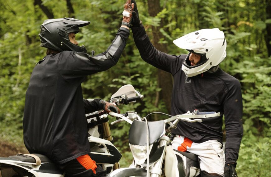 Praktyczne porady dla początkujących motocyklistów – jak bezpiecznie zacząć przygodę na dwóch kółkach.