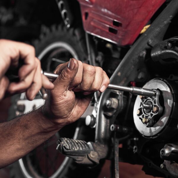 Porady dotyczące zimowego przechowywania motocykla – przygotuj swój sprzęt na trudne warunki.