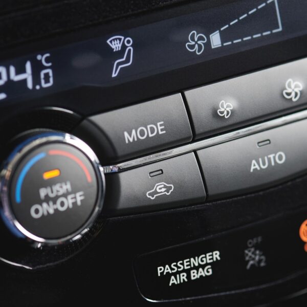 Przegląd systemów bezpieczeństwa w najnowszych modelach samochodów.