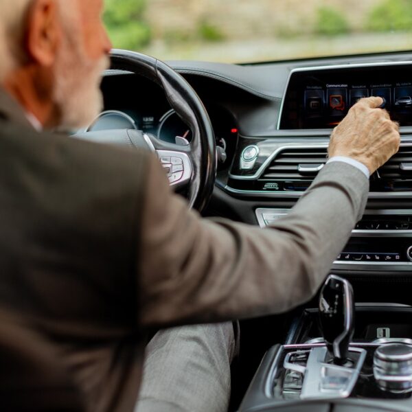 Nowoczesne systemy infotainment w samochodach: które rozwiązania warto wybrać?