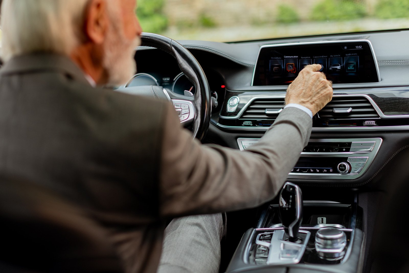 Nowoczesne systemy infotainment w samochodach: które rozwiązania warto wybrać?