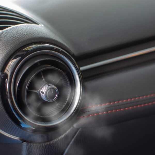 Samochodowe mity obalone: popularne błędne przekonania na temat motoryzacji.