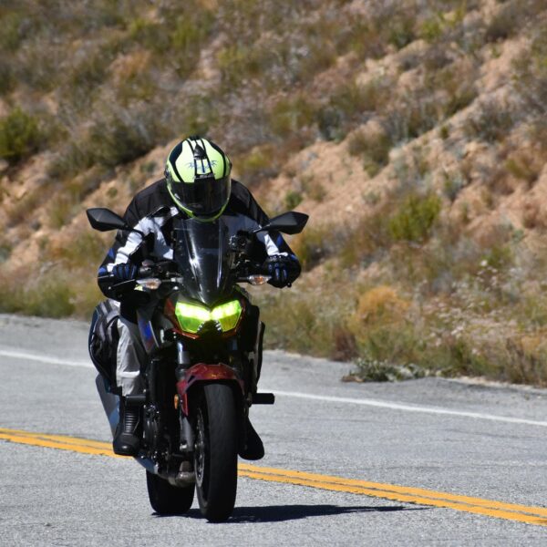 Bezpieczeństwo motocyklisty: Nowe technologie i innowacyjne rozwiązania ochronne.