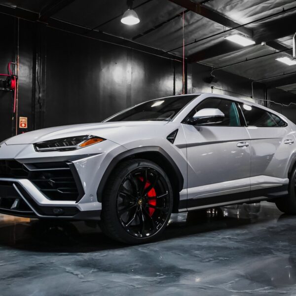 Jak technologia rozszerzonej rzeczywistości (AR) zmienia sposób, w jaki obsługujemy samochody?