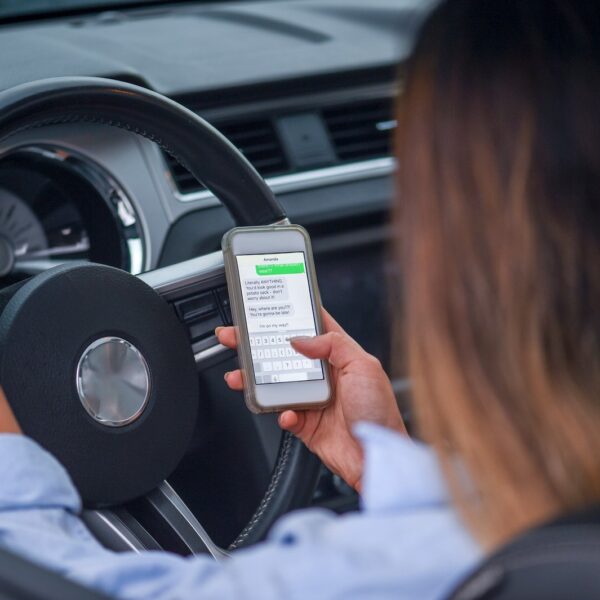 Klasyczne błędy popełniane podczas jazdy w deszczu: jak ich unikać?