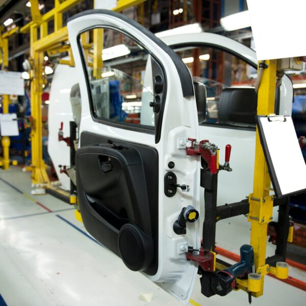 Przegląd ekologicznych rozwiązań w motoryzacji: Od hybryd po biopaliwa.